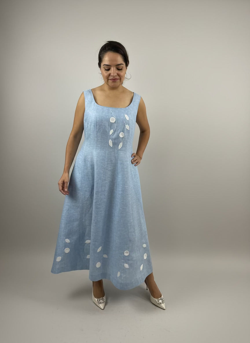 Vestido Chiapas cuchillas lino/algodón, color celeste, vista frontal en modelo.