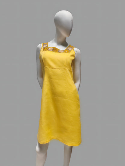 Vestido Chiapas de lino bordado aguacatenango punto francés color amarillo, vista frontal.