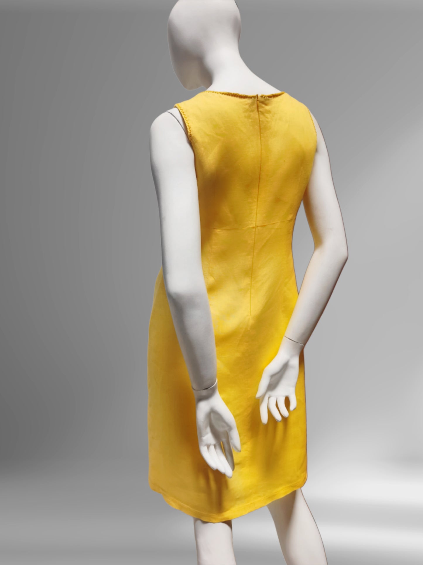 Vestido Chiapas de lino bordado aguacatenango punto francés color amarillo, vista posterior.