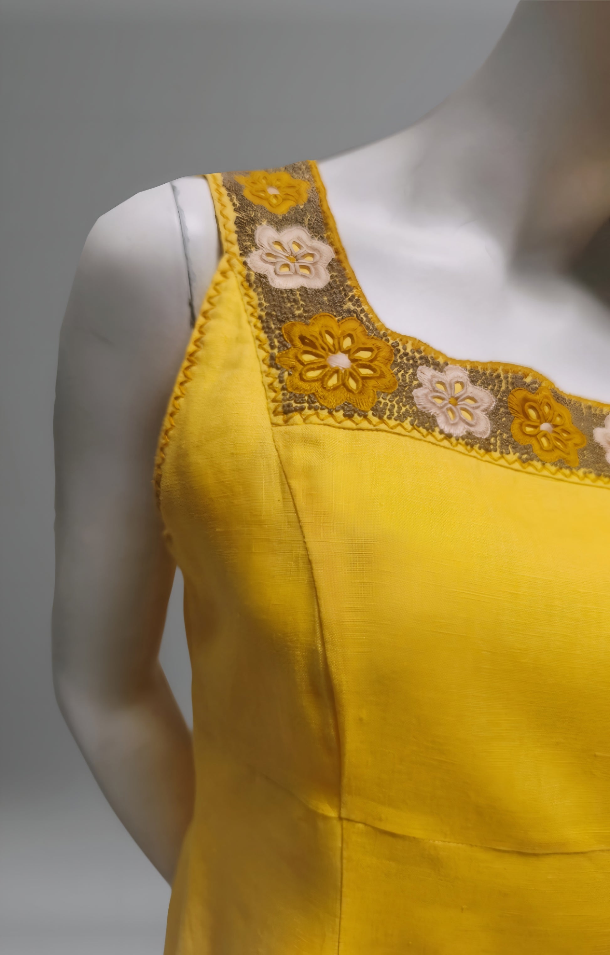 Vestido Chiapas de lino bordado aguacatenango punto francés color amarillo, detalle del bordado.