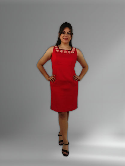 Vestido Chiapas de lino bordado aguacatenango punto francés color rojo, vista frontal en modelo