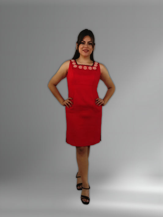 Vestido Chiapas de lino bordado aguacatenango punto francés color rojo, vista frontal en modelo