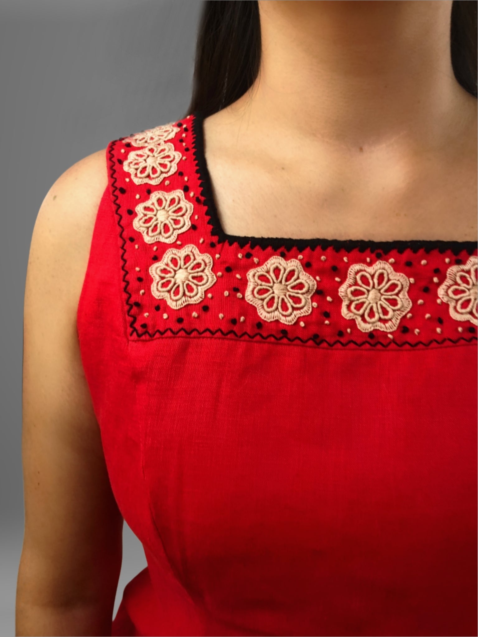 Vestido Chiapas de lino bordado aguacatenango punto francés color rojo, detalle del bordado.