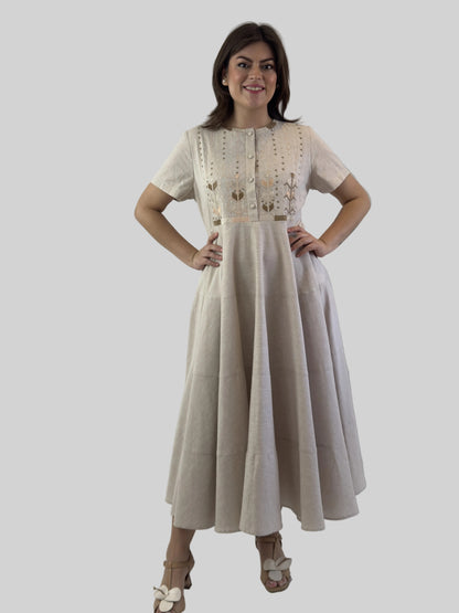 Vestido Chiapas falda circular 3 cortes bordado Milpa, color beige, vista 
rontal en modelo.