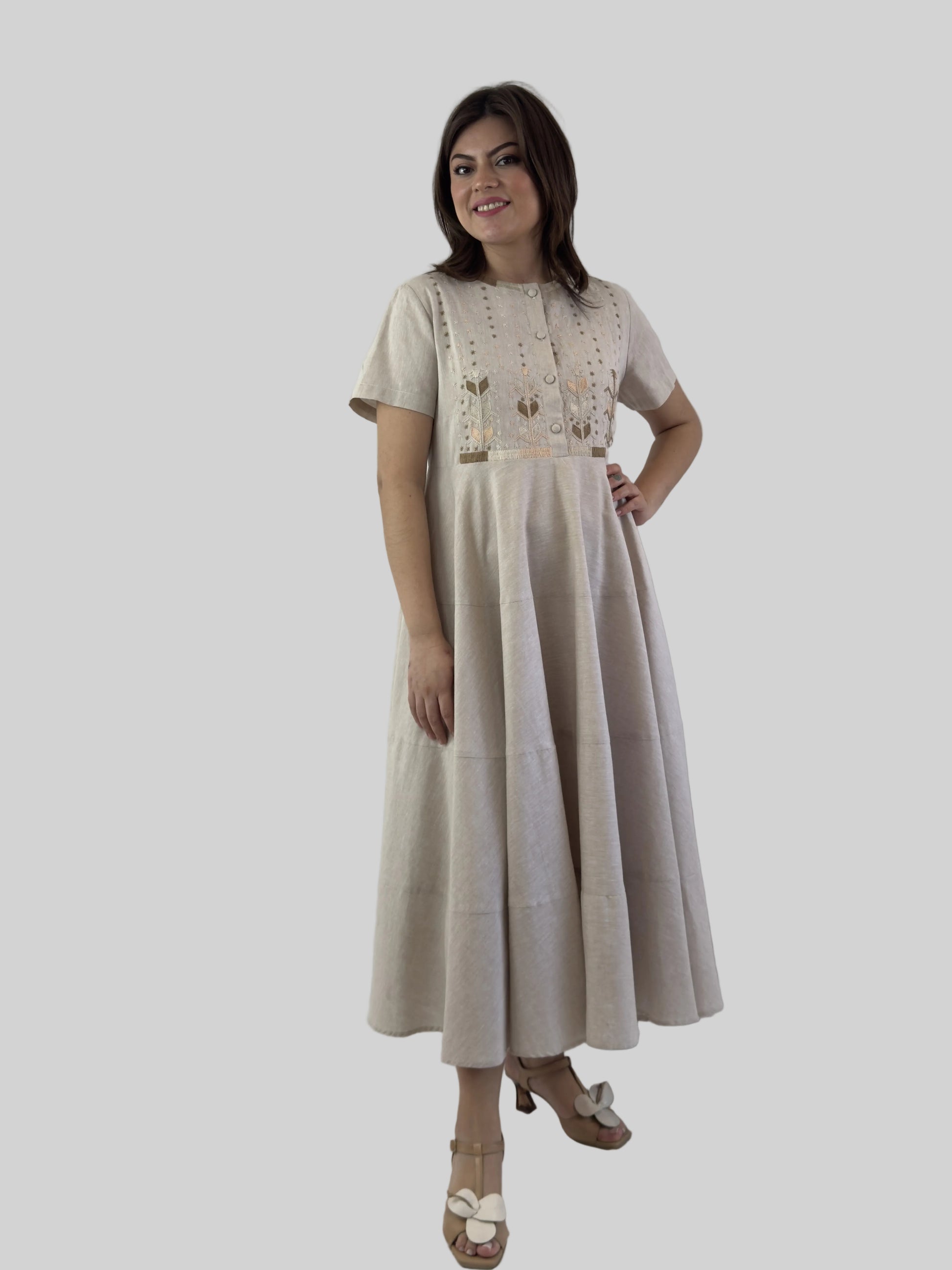 Vestido Chiapas falda circular 3 cortes bordado Milpa, color beige, vista en modelo.