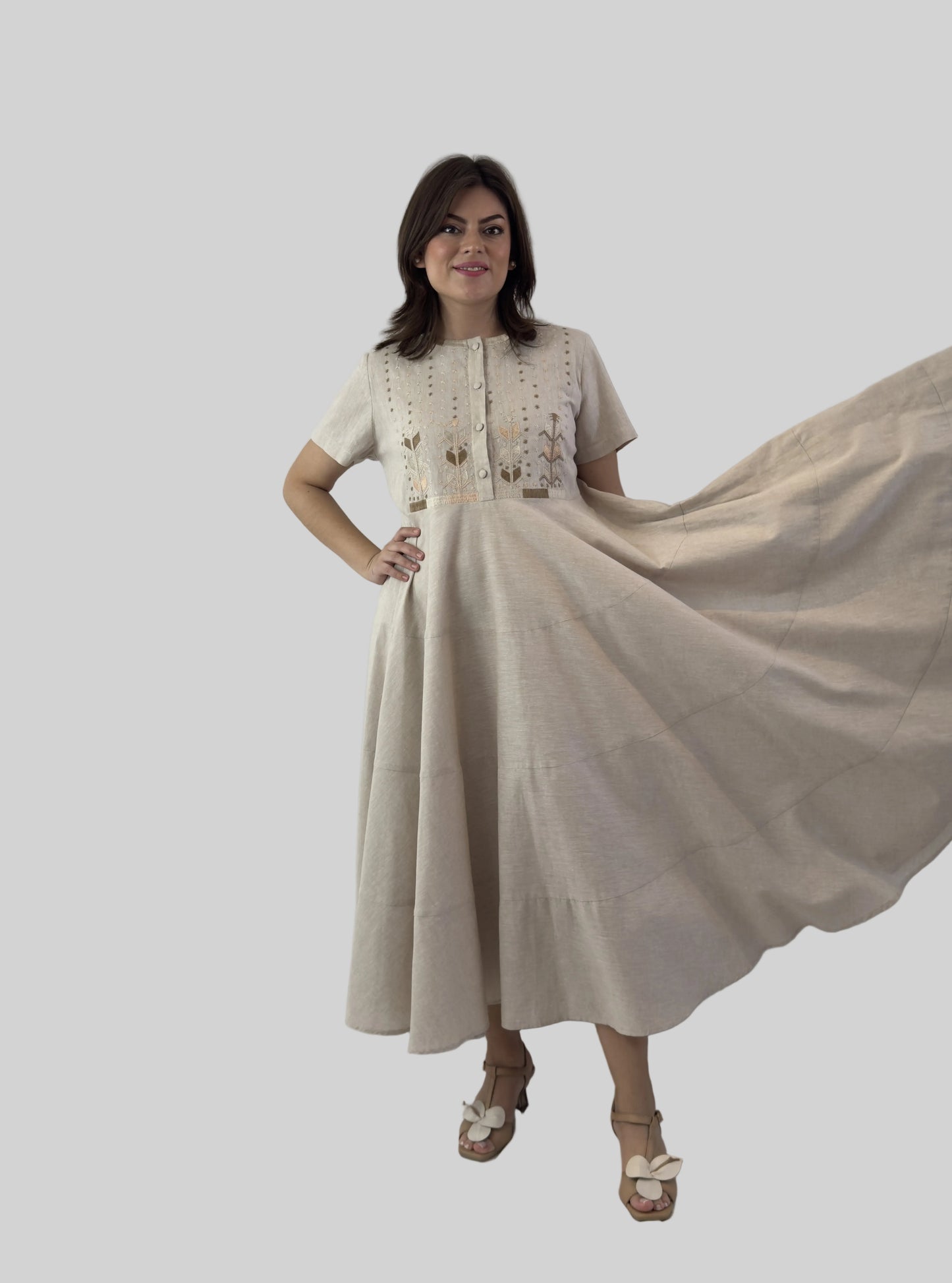Vestido Chiapas falda circular 3 cortes bordado Milpa, color beige, caída de la falda.