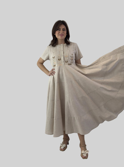 Vestido Chiapas falda circular 3 cortes bordado Milpa, color beige, caída de la falda.