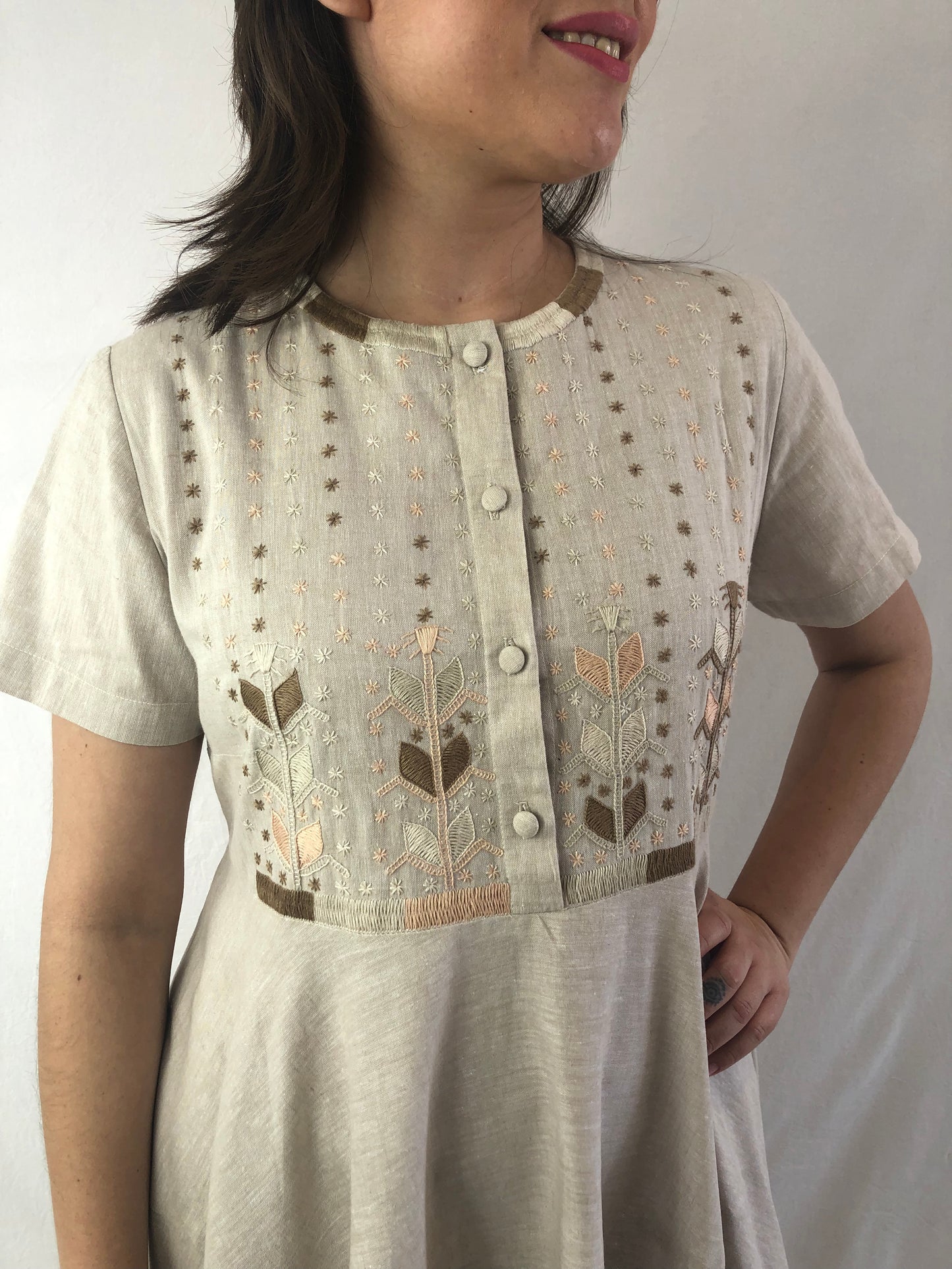 Vestido Chiapas falda circular 3 cortes bordado Milpa, color beige, detalle del bordado.