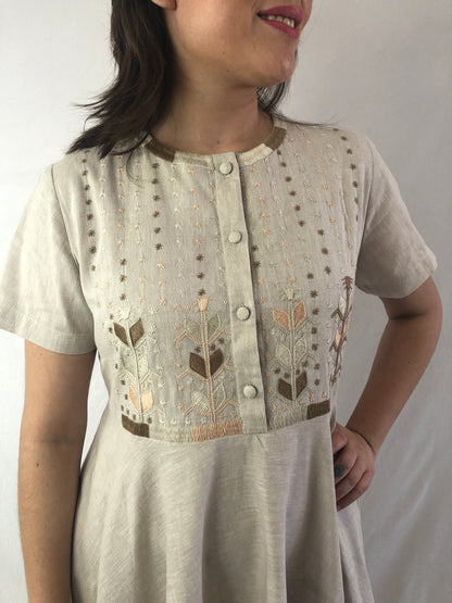 Vestido Chiapas falda circular 3 cortes bordado Milpa, color beige, detalle del bordado.