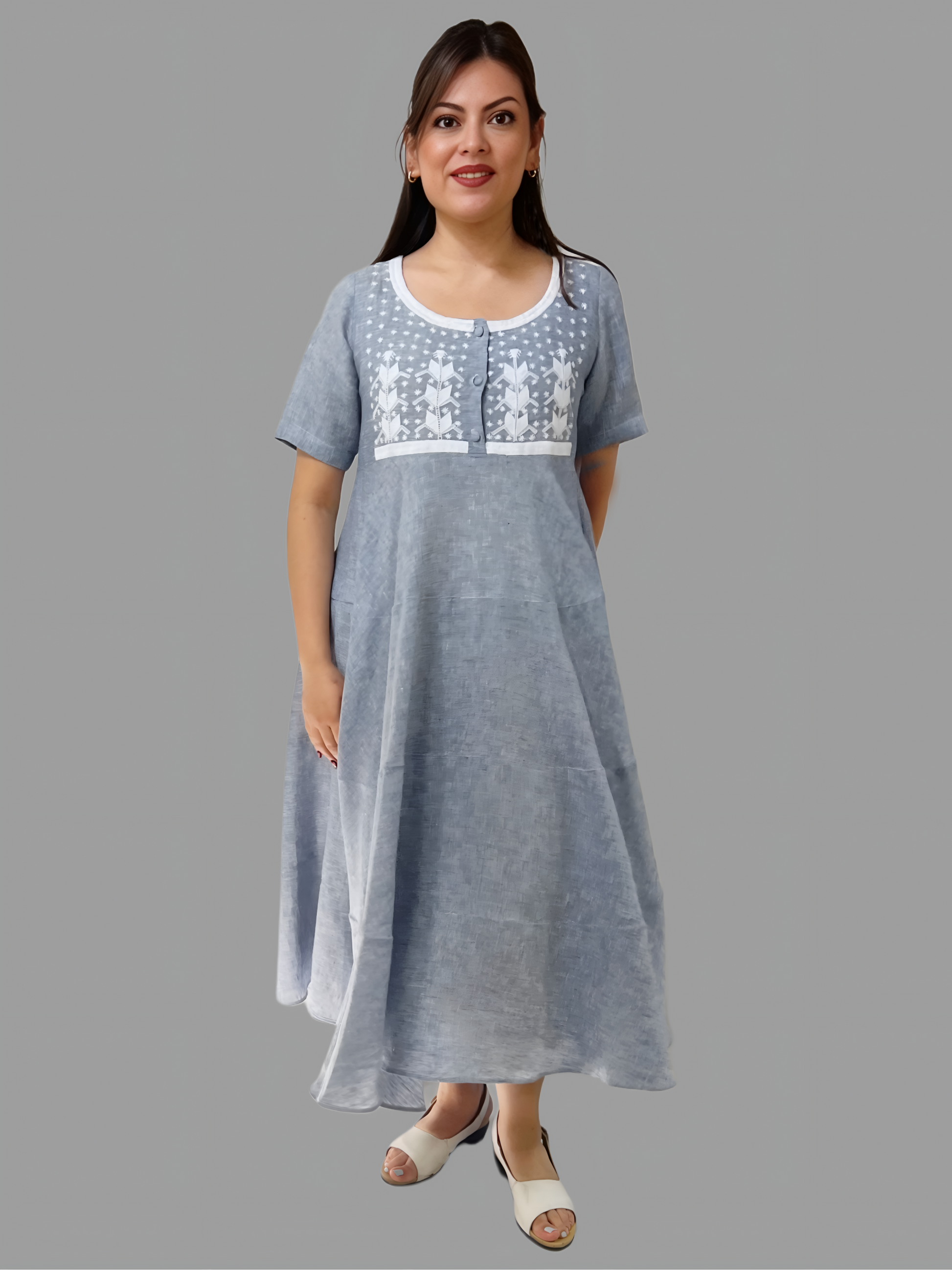 Vestido Chiapas falda circular 3 cortes bordado Milpa en lino estilo mezclilla, vista frontal en modelo.