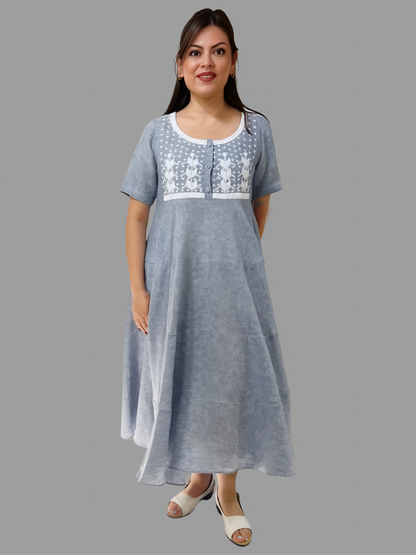 Vestido Chiapas falda circular 3 cortes bordado Milpa en lino estilo mezclilla, vista frontal en modelo.