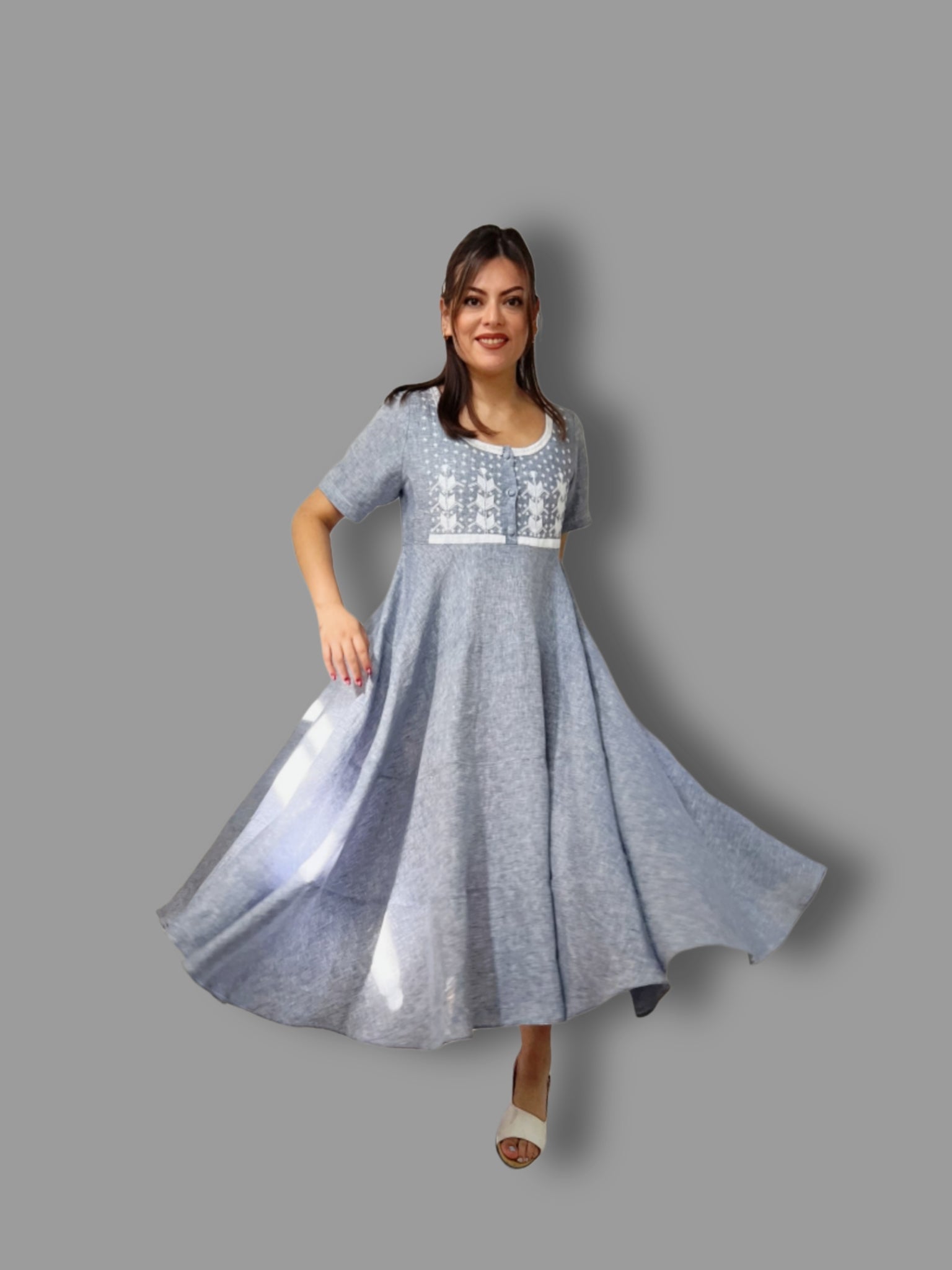 Vestido Chiapas falda circular 3 cortes bordado Milpa en lino estilo mezclilla, vista en movimiento.