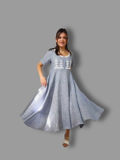 Vestido Chiapas falda circular 3 cortes bordado Milpa en lino estilo mezclilla, vista en movimiento.