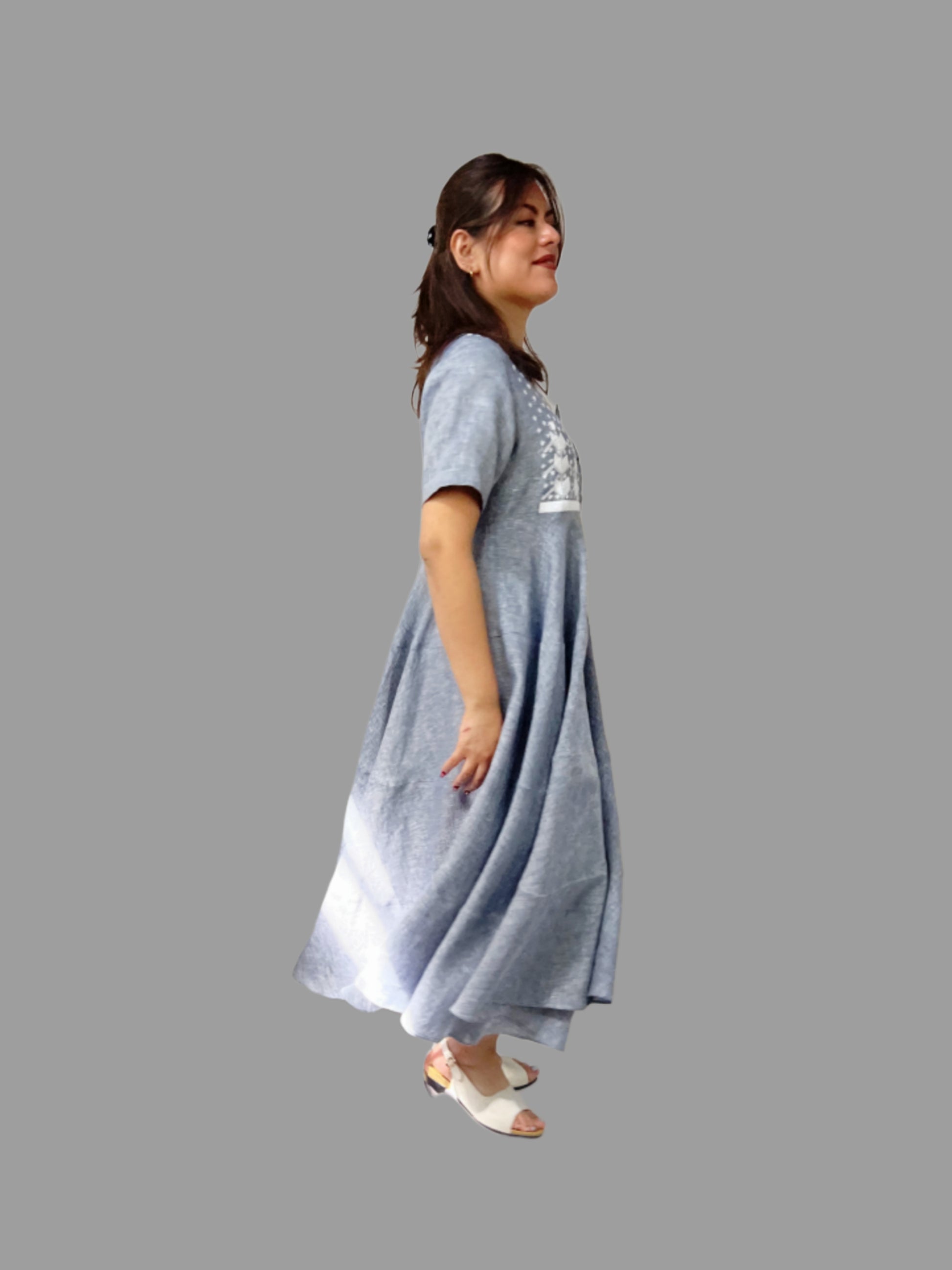 Vestido Chiapas falda circular 3 cortes bordado Milpa en lino estilo mezclilla, vista lateral en modelo.