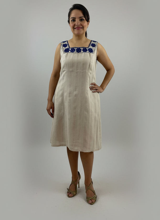 Vestido Chiapas hoyitos, vista frontal en modelo.