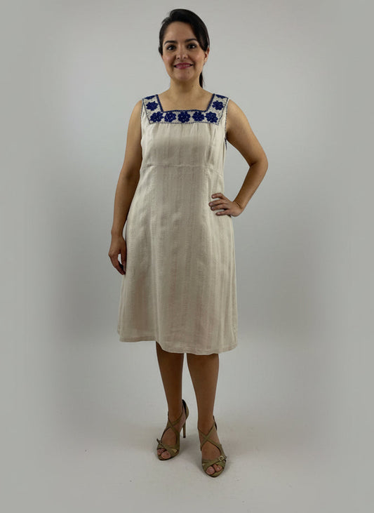 Vestido Chiapas hoyitos, vista frontal en modelo.