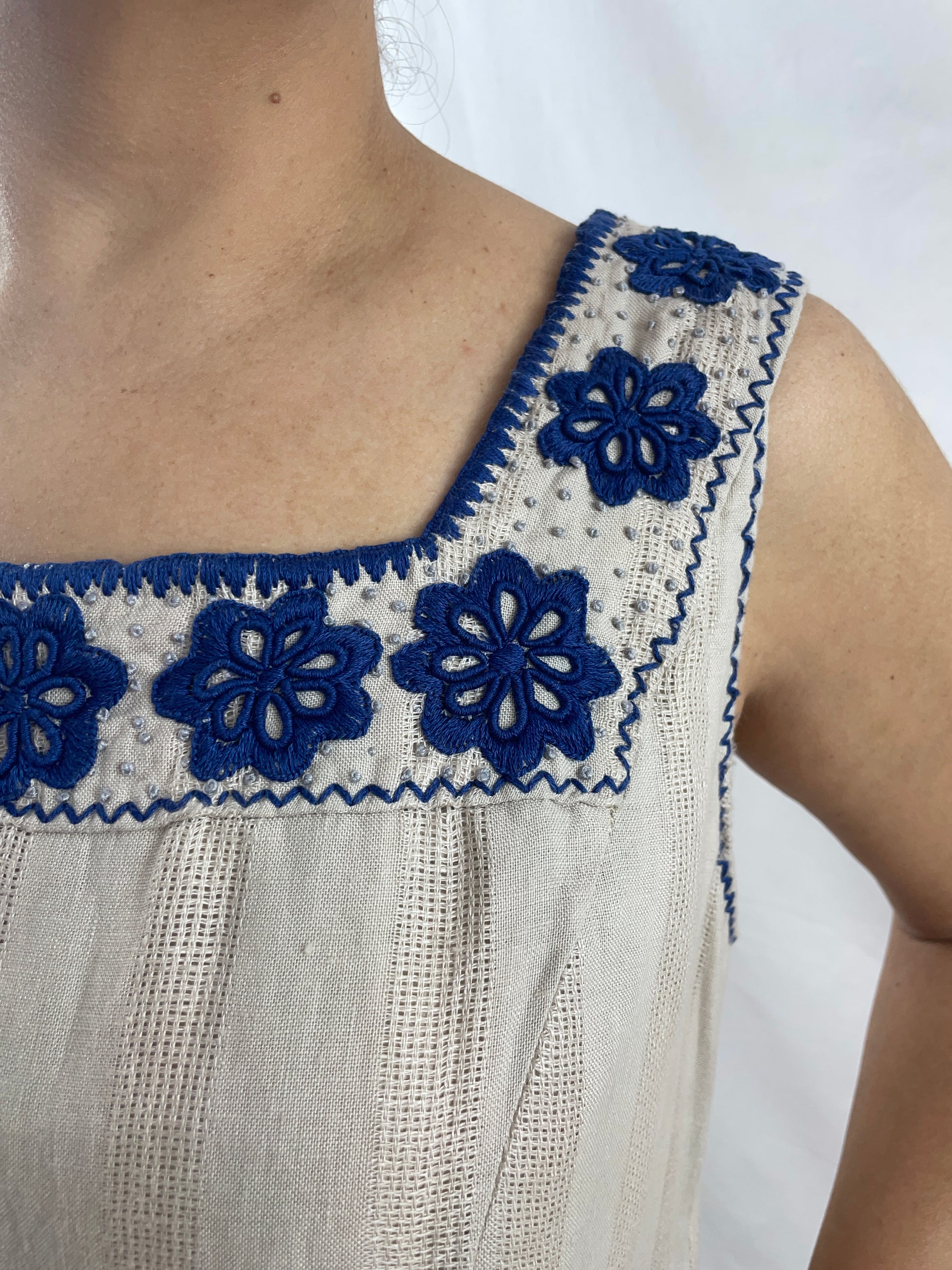 Vestido Chiapas hoyitos, detalle del bordado.