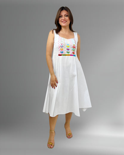 Vestido Circular Bordado milpa en color blanco con bordado de colores, vista frontal en modelo.