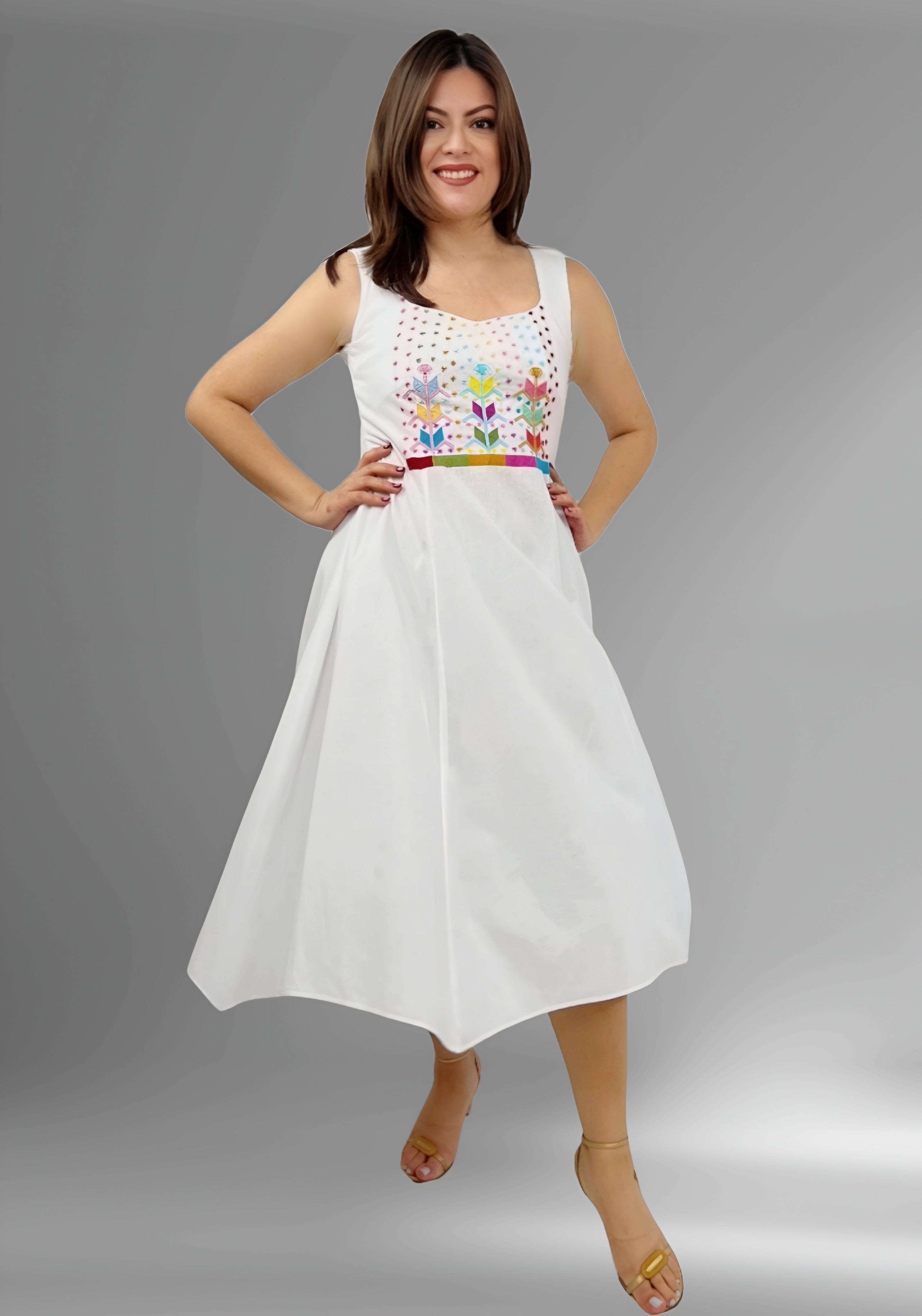 Vestido Circular Bordado milpa color blanco con bordado de colores, en movimiento.