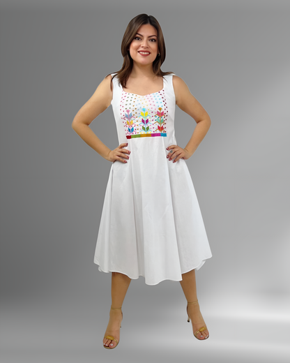 Vestido Circular Bordado milpa color blanco, bordado de colores, vista en modelo.