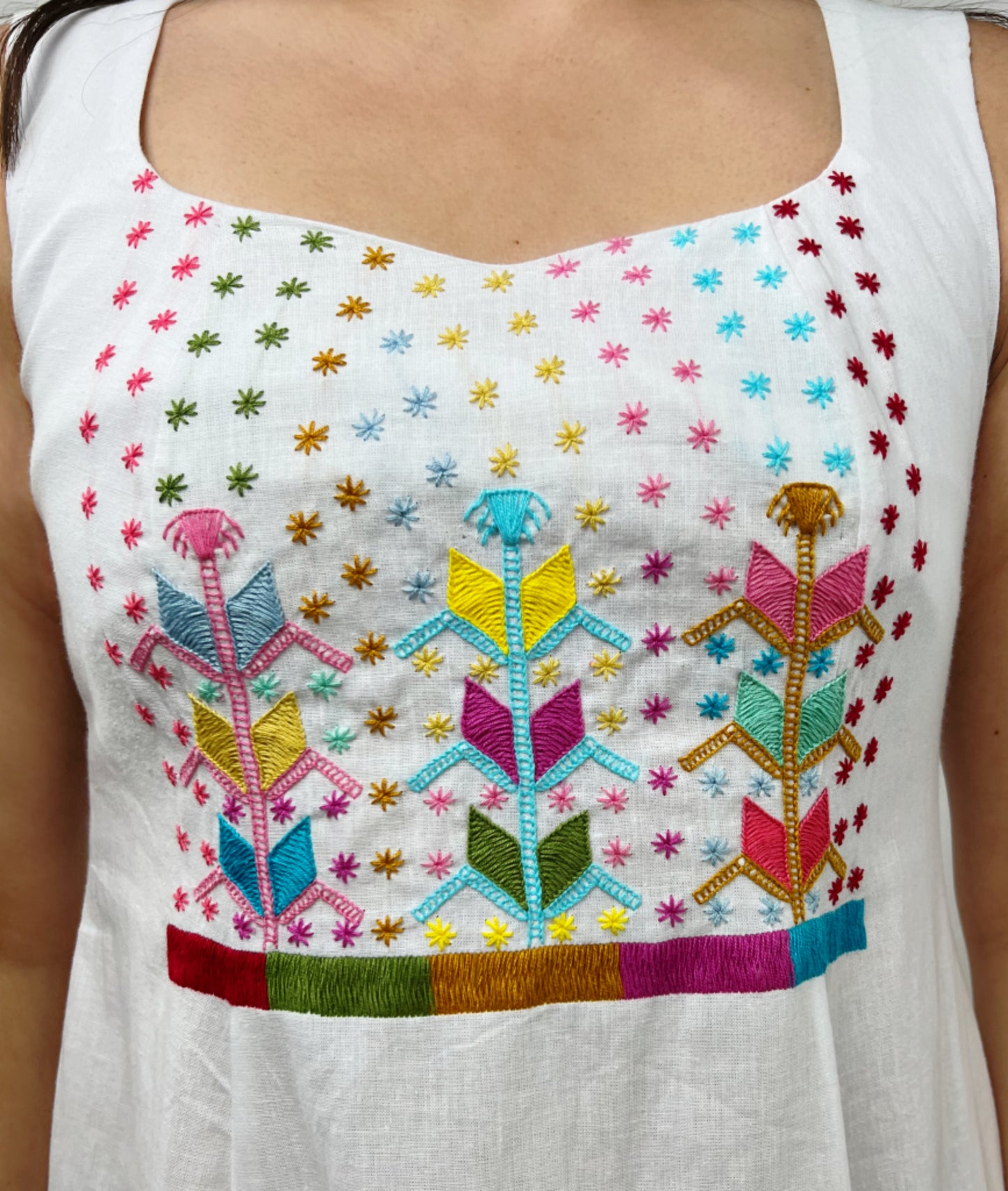 Vestido Circular Bordado milpa color blanco, bordado de colores, detalle del bordado.