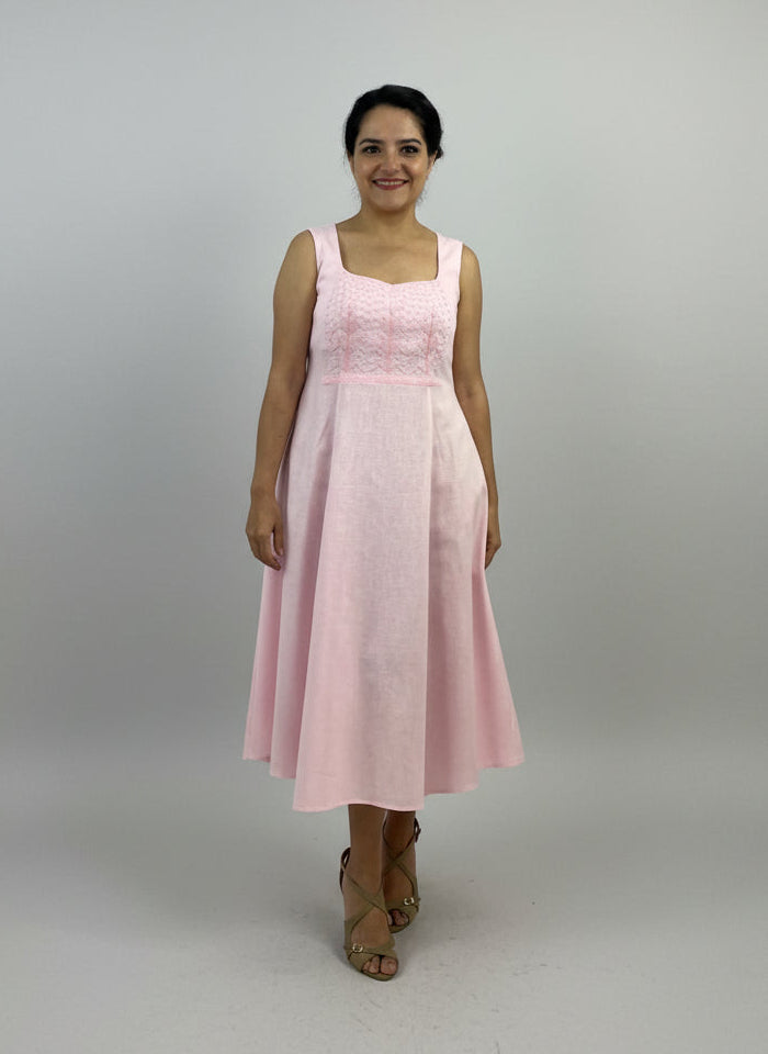 Vestido Circular Bordado milpa color rosa, bordado rosa, vista frontal en modelo.