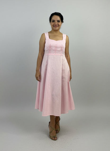 Vestido Circular Bordado milpa color rosa, bordado rosa, vista frontal en modelo.