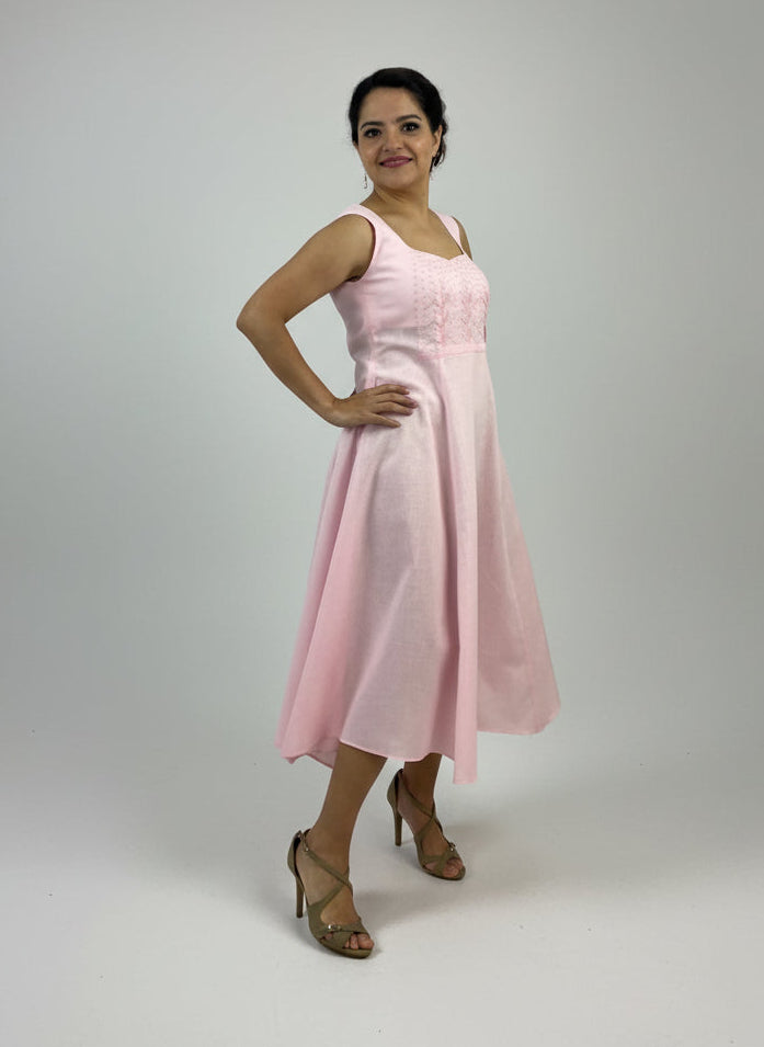 Vestido Circular Bordado milpa color rosa, bordado rosa, en movimiento.