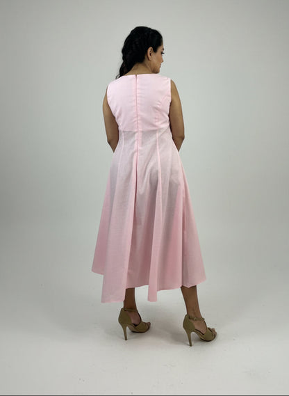Vestido Circular Bordado milpa color rosa, bordado rosa, vista posterior en modelo.