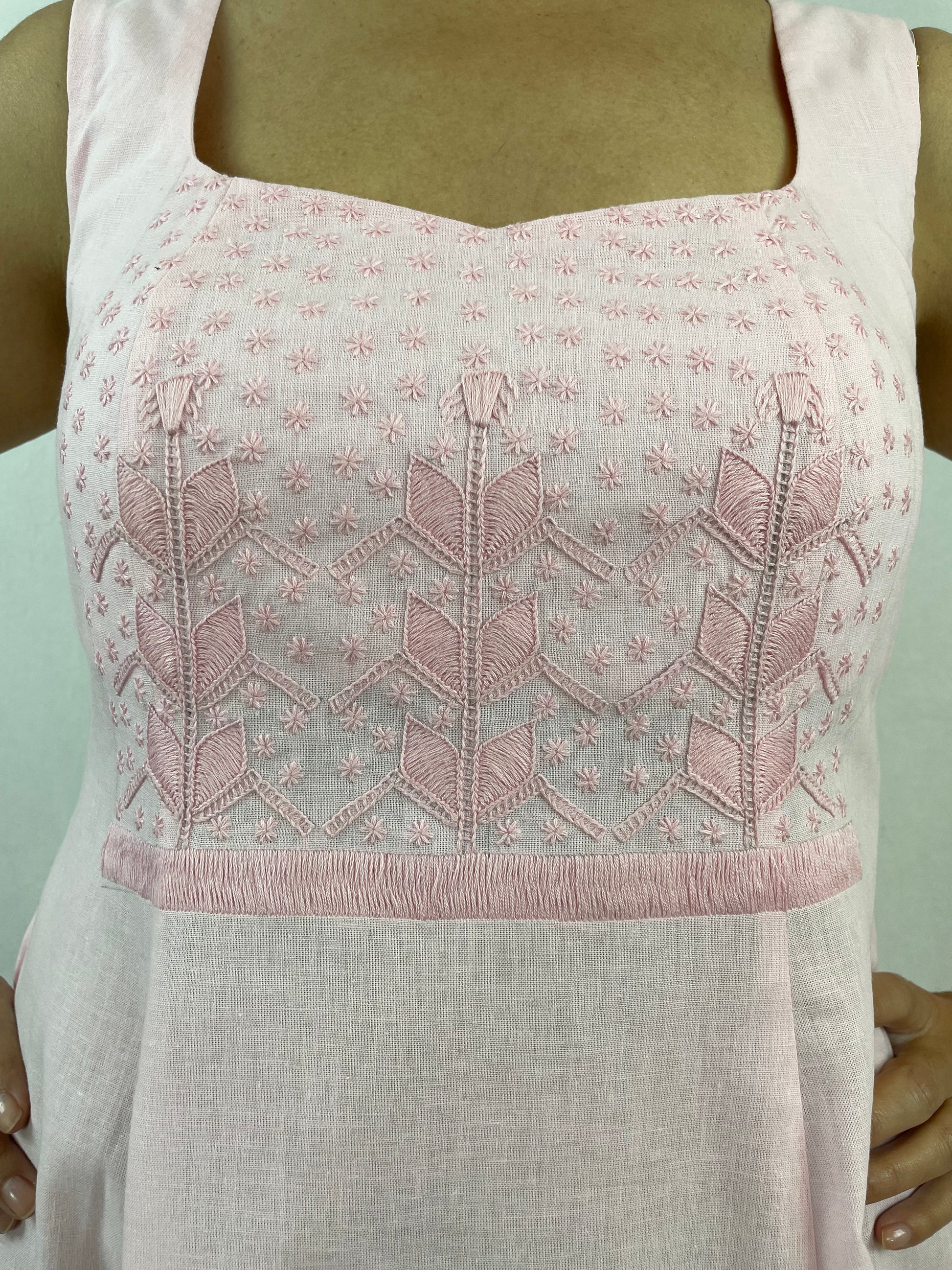 Vestido Circular Bordado milpa color rosa, bordado rosa, detalle del bordado.