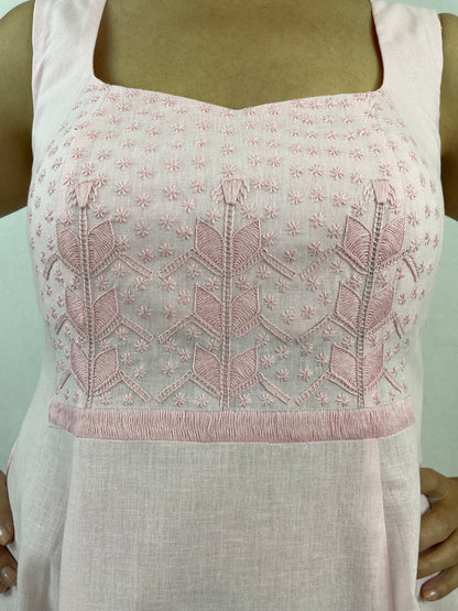 Vestido Circular Bordado milpa color rosa, bordado rosa, detalle del bordado.