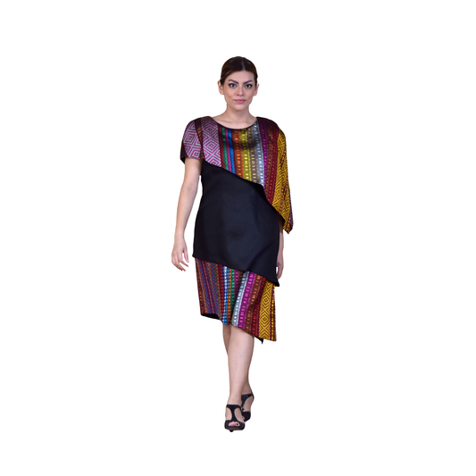 Vestido Diagonal Brocado Lino negro, vista frontal en modelo.