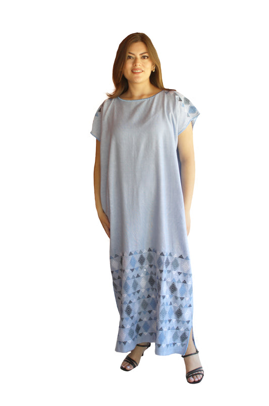 Vestido Huipil Carranza largo bordado, vista frontal en modelo.