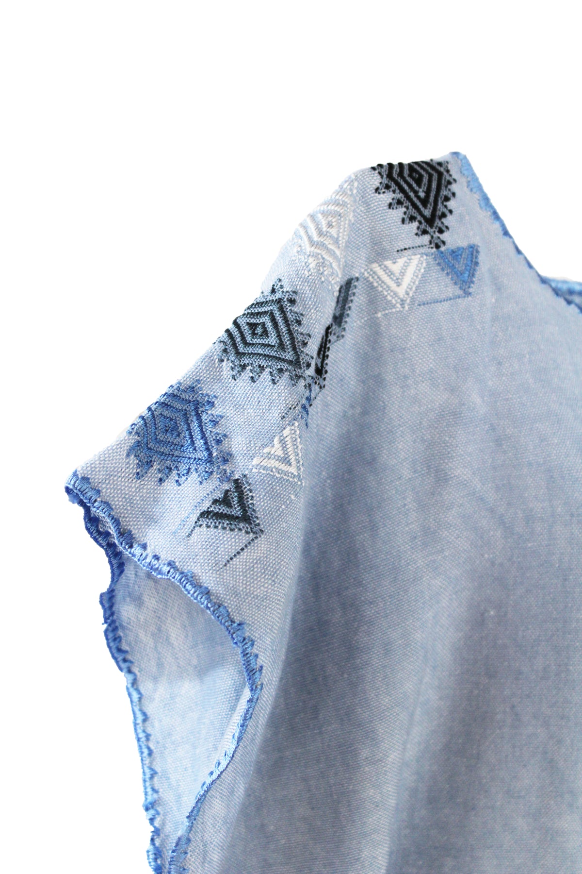 Vestido Huipil Carranza largo bordado, detalle del bordado en el hombro.