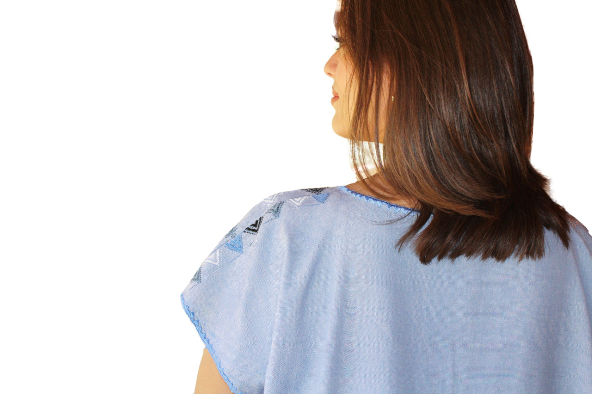 Vestido Huipil Carranza largo bordado, vista posterior modelo.