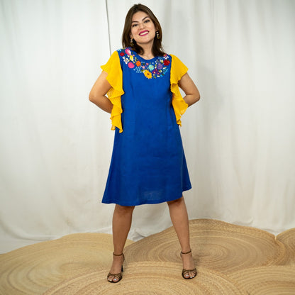 Vestido Lino Manga Plisada Bordado Cuernavaca, vista frontal en modelo.