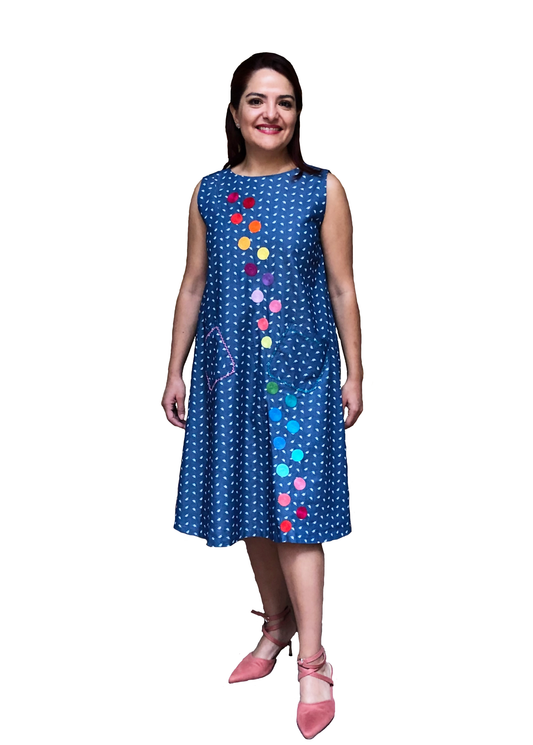 Vestido Mezclilla Bolitas Colores, vista frontal en modelo.
