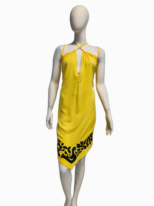 Vestido Palomas Corto color amarillo, vista frontal.