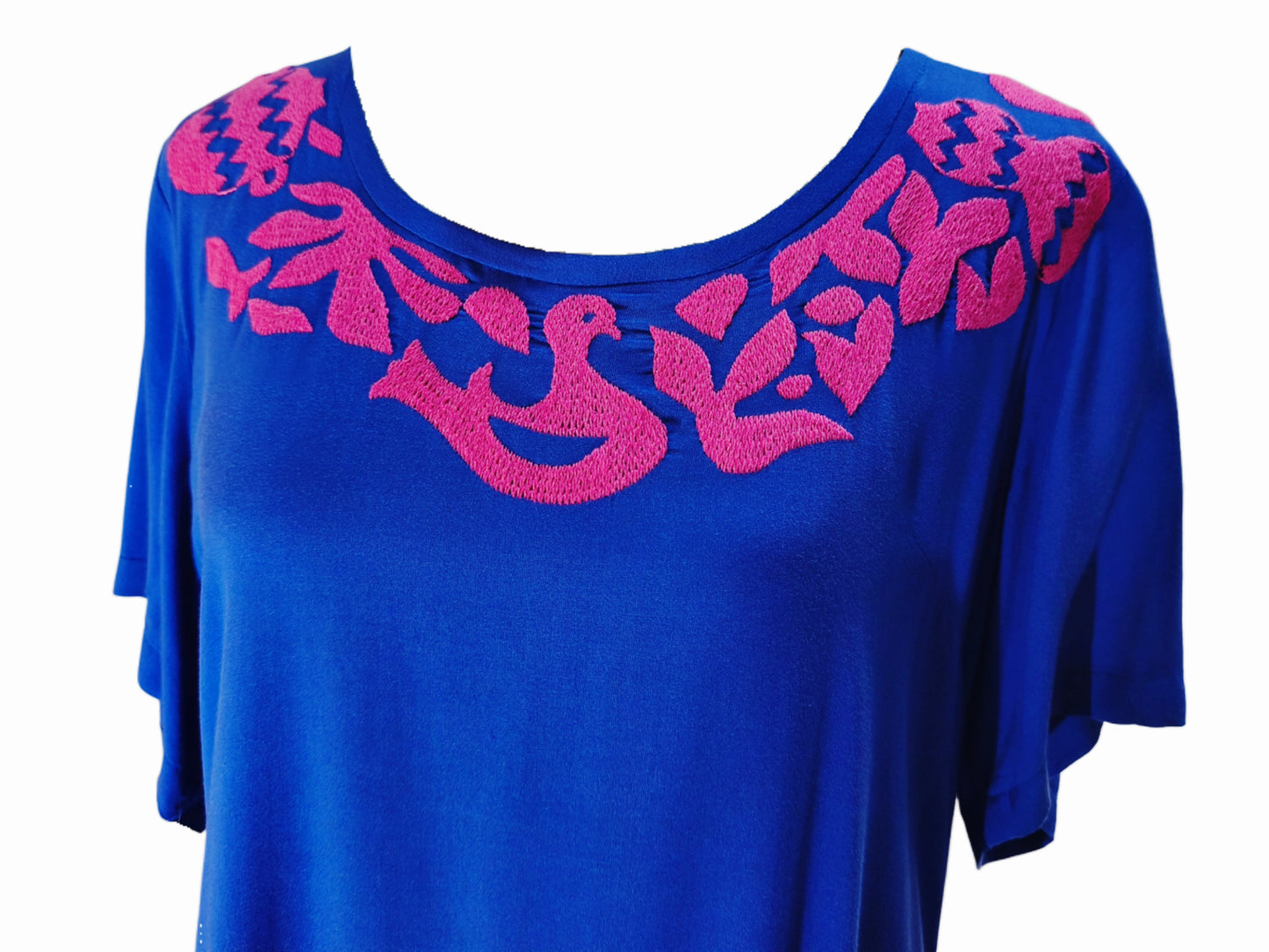 Vestido Palomas color azul, bordado rosado, detalle del bordado en el pecho.