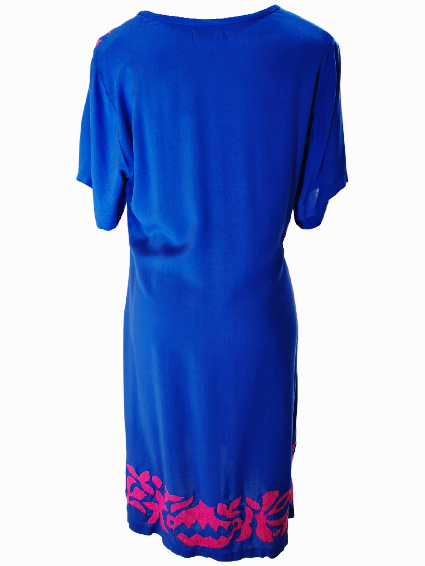 Vestido Palomas color azul, bordado rosado, vista posterior.