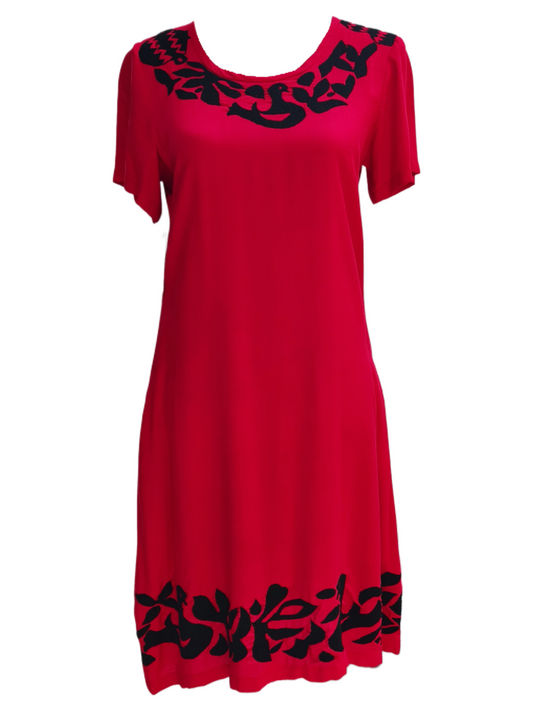 Vestido Palomas color rojo, bordado negro, vista frontal.