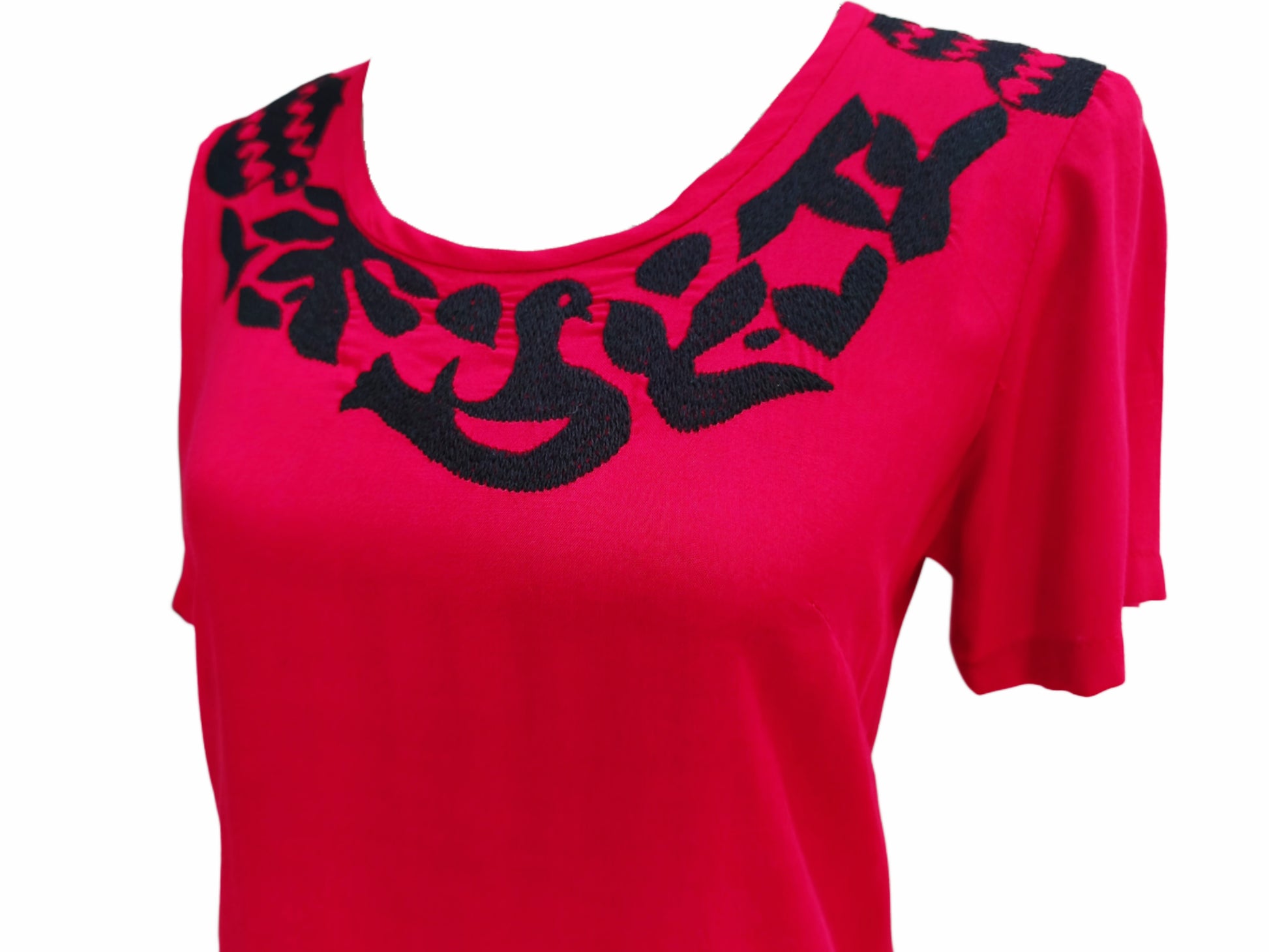 Vestido Palomas color rojo, detalle del bordado en el pecho.