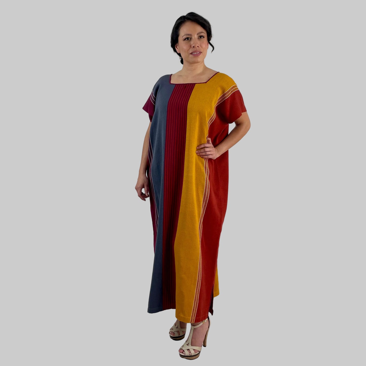 Vestido Telar Rayas Larrainzar Gris/Mostaza, vista frontal en modelo.