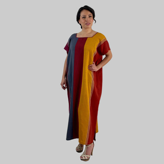 Vestido Telar Rayas Larrainzar Gris/Mostaza, vista frontal en modelo.