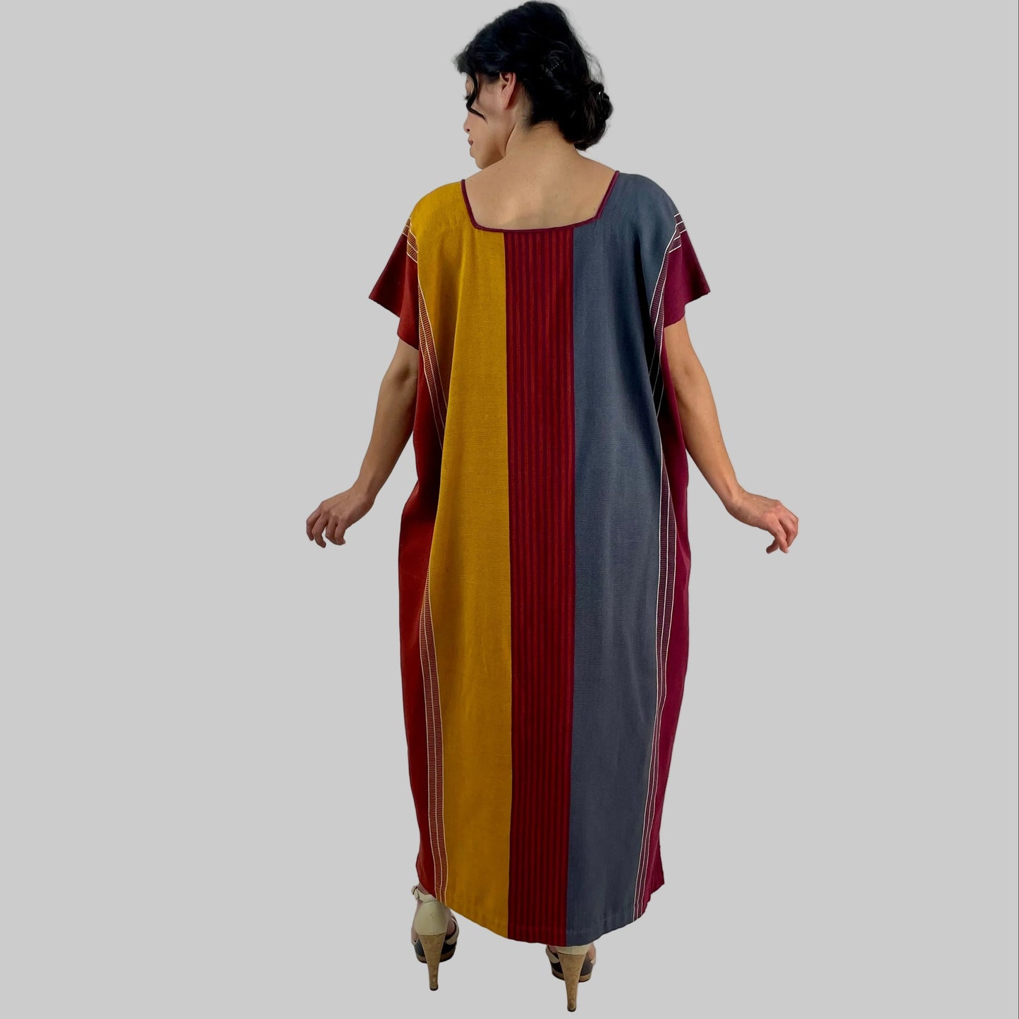 Vestido Telar Rayas Larrainzar Gris/Mostaza, vista posterior en modelo.