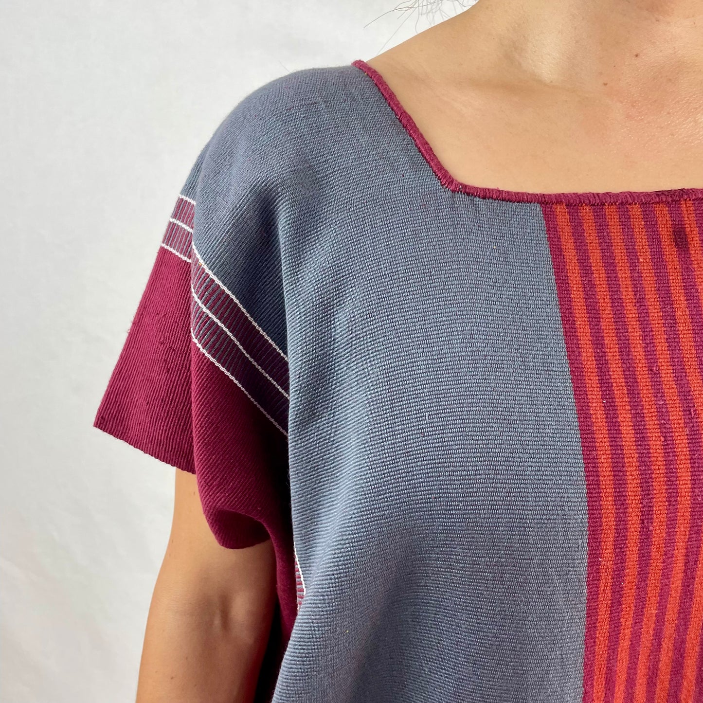 Vestido Telar Rayas Larrainzar Gris/Mostaza, detalle del telar. parte gris.