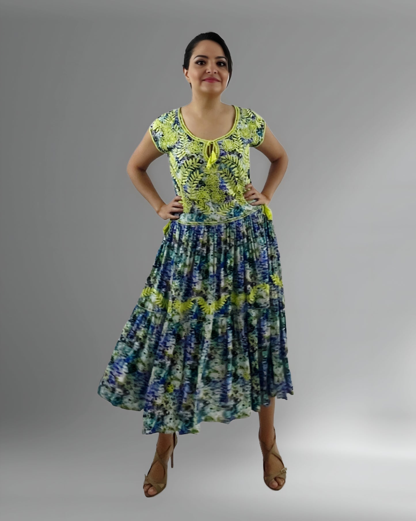 Vestido Tradicional Aguacatenango Dos Vuelos verde limón, vista frontal en modelo, manga corta.