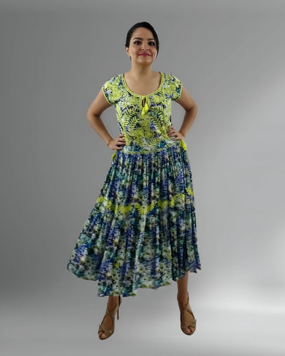Vestido Tradicional Aguacatenango Dos Vuelos verde limón, vista frontal en modelo, manga corta.