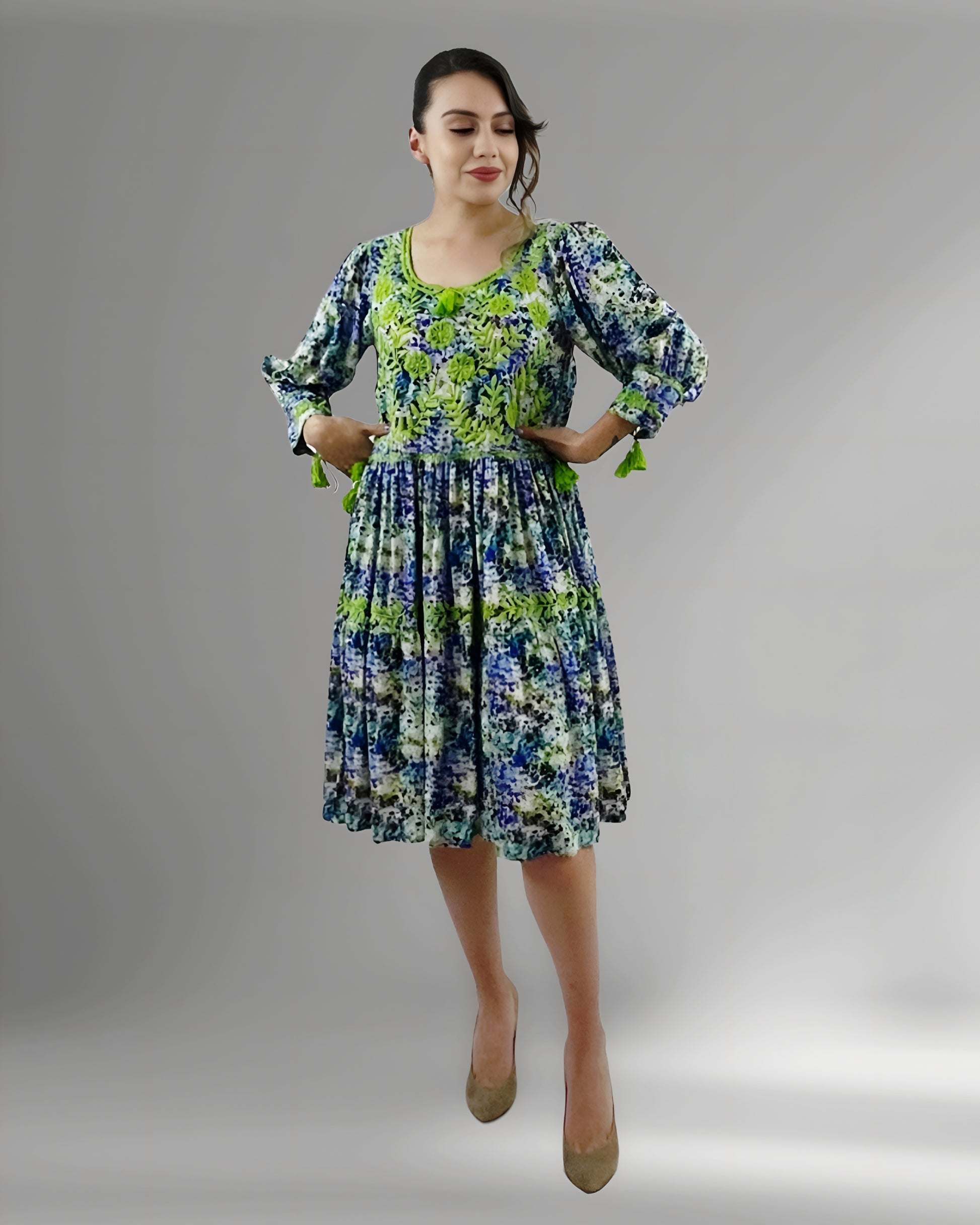 Vestido Tradicional Aguacatenango Dos Vuelos verde limón, vista frontal en modelo, manga larga.