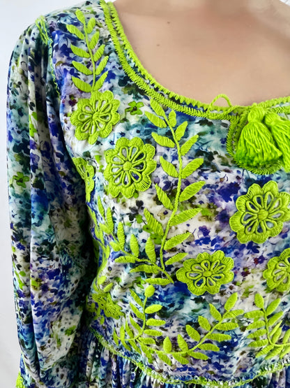 Vestido Tradicional Aguacatenango Dos Vuelos verde limón, detalle del bordado y manga larga.